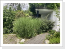 Links der Stellplatz, Im Hintergrund dieTerrasse, rechts der Weg zur Haustür Links der Stellplatz, Im Hintergrund dieTerrasse, rechts der Weg zur Haustür