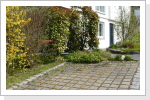 Stellplatz mit Blick zur Eingangstür (April) Stellplatz mit Blick zur Eingangstür (April)