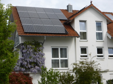 Links die Photovoltaikanlage und rechts die Solarthermieanlage